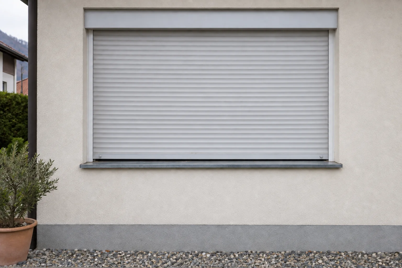Dasselbe Fenster mit instandgesetztem Rollladen